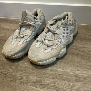 Yeezy 500 in Taupe. Women’s size 8 mens 6

Lightly worn